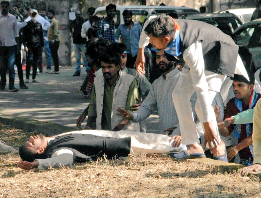Ravi_NSUI_Mp's tweet photo. मुख्यमंत्री निवास घेराव:- 

डंडो की ताकत के बल पर छात्रों की आवाज नहीं दबा सकती भाजपा सरकार.... 
हम छात्रों हित में लडे़ है और लड़ते रहेगे |

 @nsui @NSUIMP @OfficeOfKNath https://t.co/BhDevGUW98