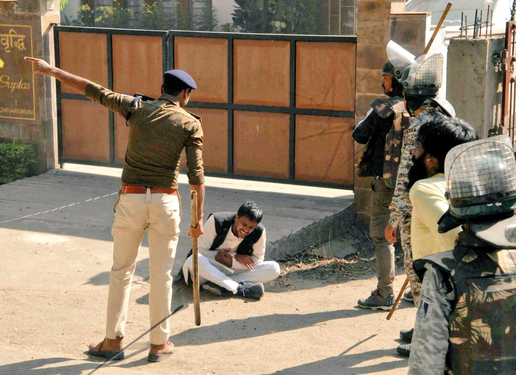 Ravi_NSUI_Mp's tweet photo. मुख्यमंत्री निवास घेराव:- 

डंडो की ताकत के बल पर छात्रों की आवाज नहीं दबा सकती भाजपा सरकार.... 
हम छात्रों हित में लडे़ है और लड़ते रहेगे |

 @nsui @NSUIMP @OfficeOfKNath https://t.co/BhDevGUW98