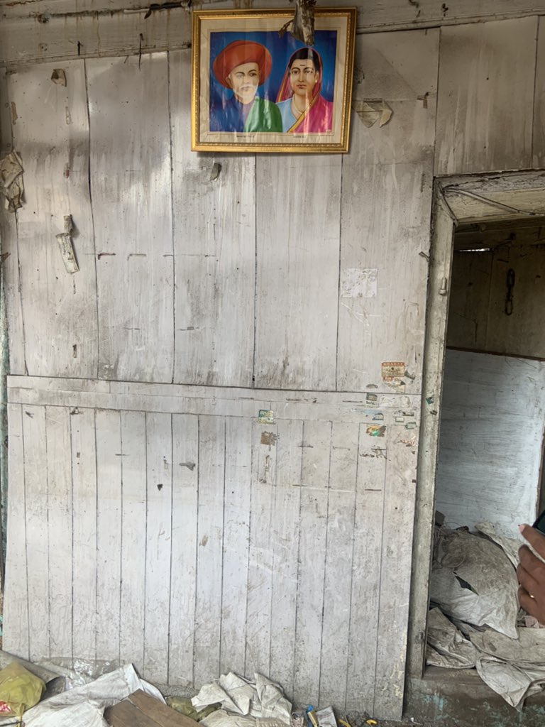 Ashok_Kashmir's tweet photo. आज जोतिबा फुले की पुण्यतिथि पर मैं फिर याद दिलाऊँगा कि उनके द्वारा स्थापित लड़कियों के पहले स्कूल की आज यह दशा है 👇🏻👇🏻

काश इसे एक स्मारक का रूप दिया जाता। @OfficeofUT जी अगर ट्वीट आप तक पहुँचे तो प्लीज़ देखिए। 🙏 https://t.co/rRHFgxreJQ