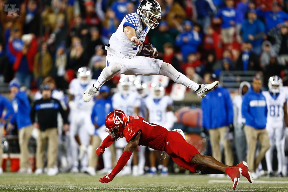 BigB1ue9ation's tweet photo. Kentucky dominates LouisviLLe 52-21!!! L’S DOWN!!! #BBN 

Levis: 113 rushing yards, 4 TDs 
Rodriguez: 121 yards, 1 TD
Wandale: 9 recs for 97 yards https://t.co/cqgvjxZb0U
