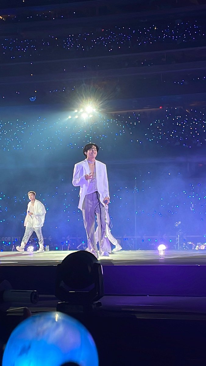 seokgieternal's tweet photo. TAEHYUNG ES UN ÁNGEL. 

@BTS_twt #PTD_ON_STAGE_LA https://t.co/FJ5gJxeIhL