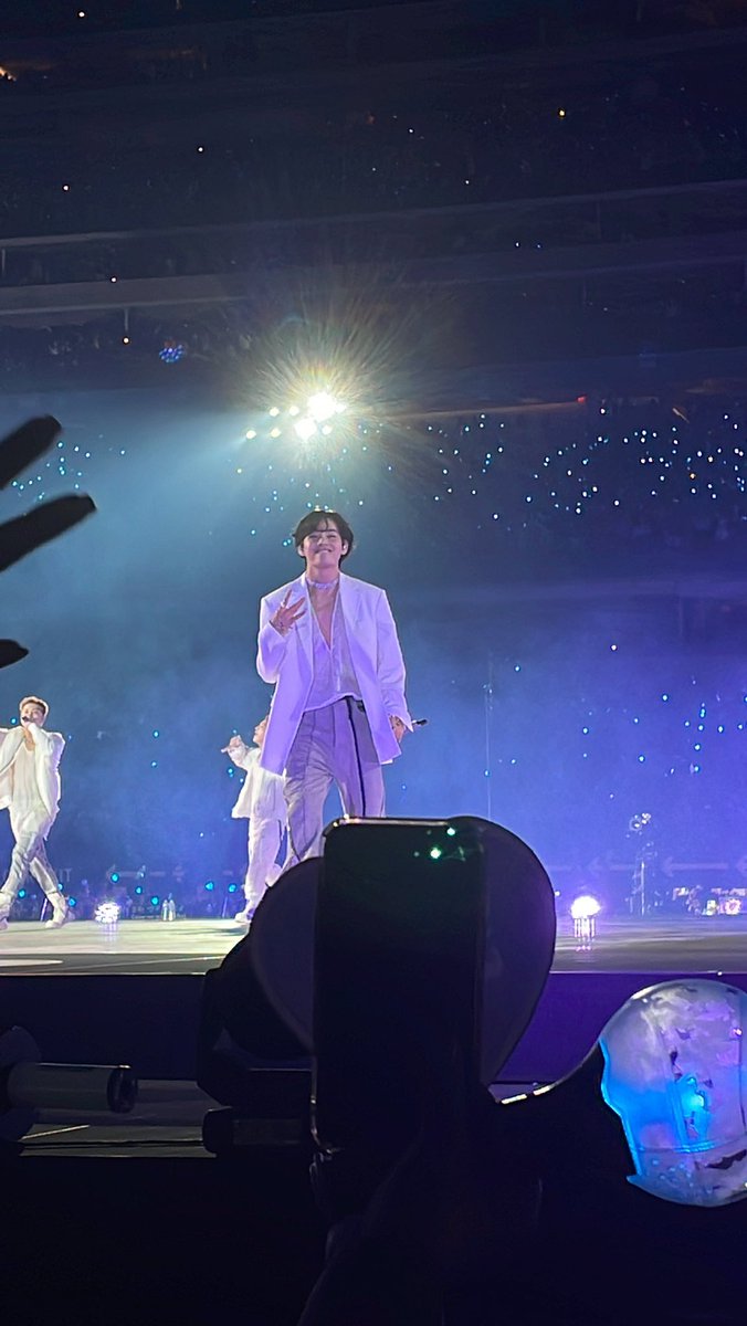 seokgieternal's tweet photo. TAEHYUNG ES UN ÁNGEL. 

@BTS_twt #PTD_ON_STAGE_LA https://t.co/FJ5gJxeIhL