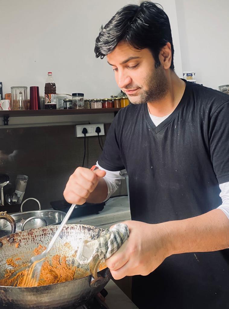 ChefKunalKapur's tweet photo. Weekends matalab ghar ka bawarchi.... Tried my hands on an unusual dish today. Will share how it went with you soon. Did you try anything new this week?
#sundaymornings #CookingMode #sundayvibes #sundayspecial #cheflife #homecook #Cook #chefkunal #SundayFunday #KunalKapur https://t.co/bjpzAKS3nF