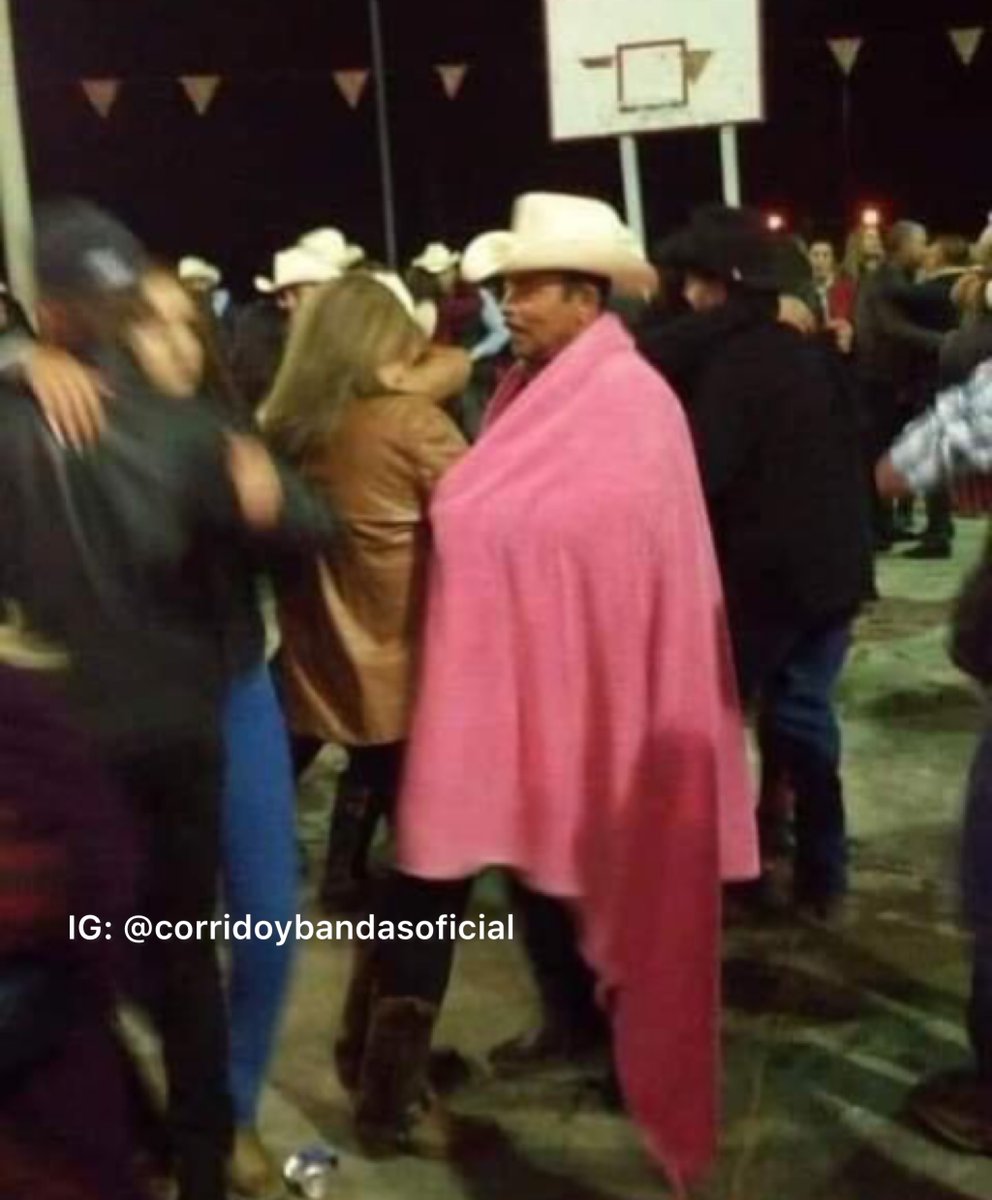 corridosybandas's tweet photo. Como cuando hace un chingo de frío, pero te encantan los bailes. https://t.co/2AlvLRYdLx