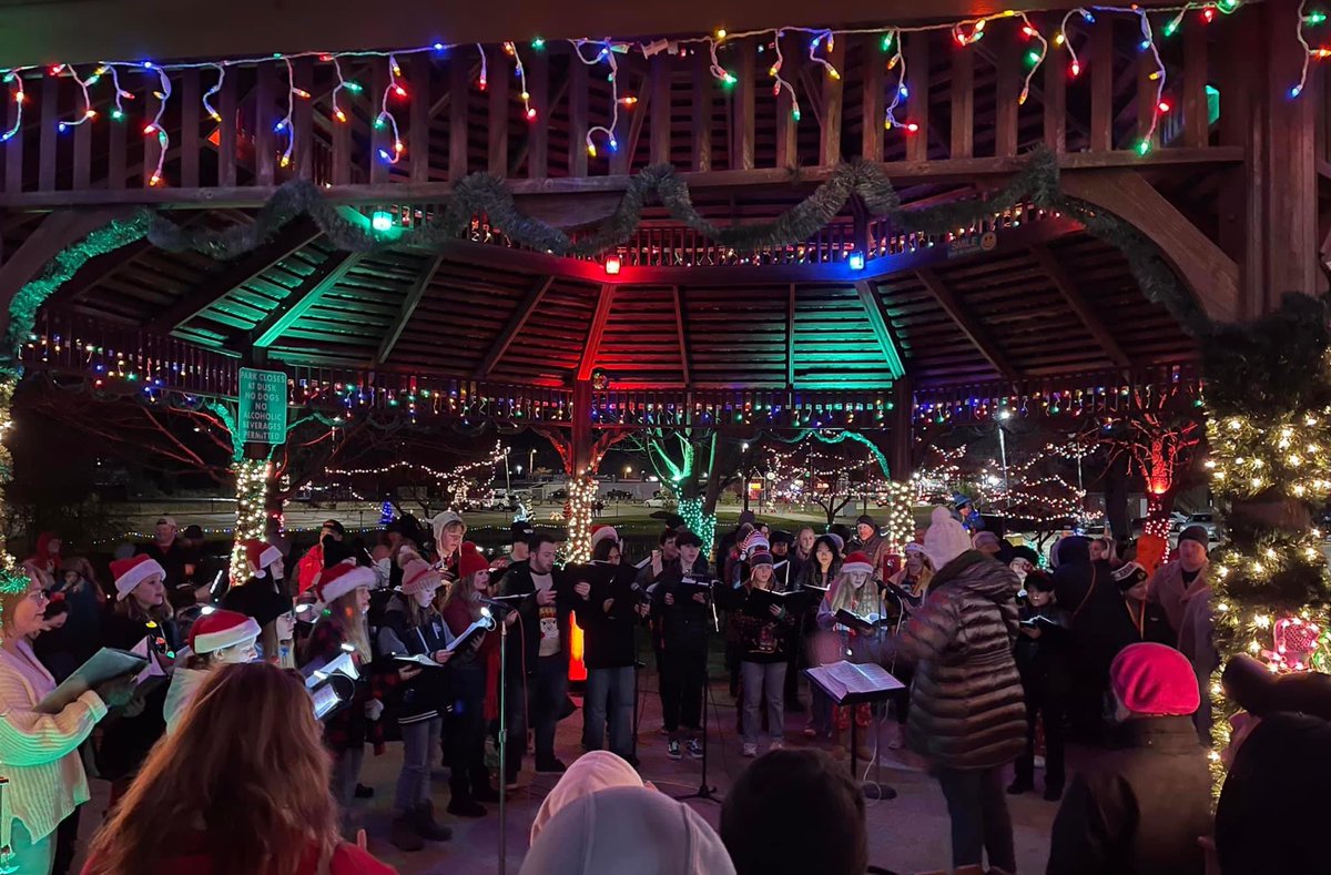 grant_choir's tweet photo. Congrats to Chamber Singers on an amazing performance at the Village of Fox Lake’s Festival of Lights Tree Lighting tonight! Way to bring the holiday cheer to our community! #joinchoir https://t.co/YGxjJt3rBI