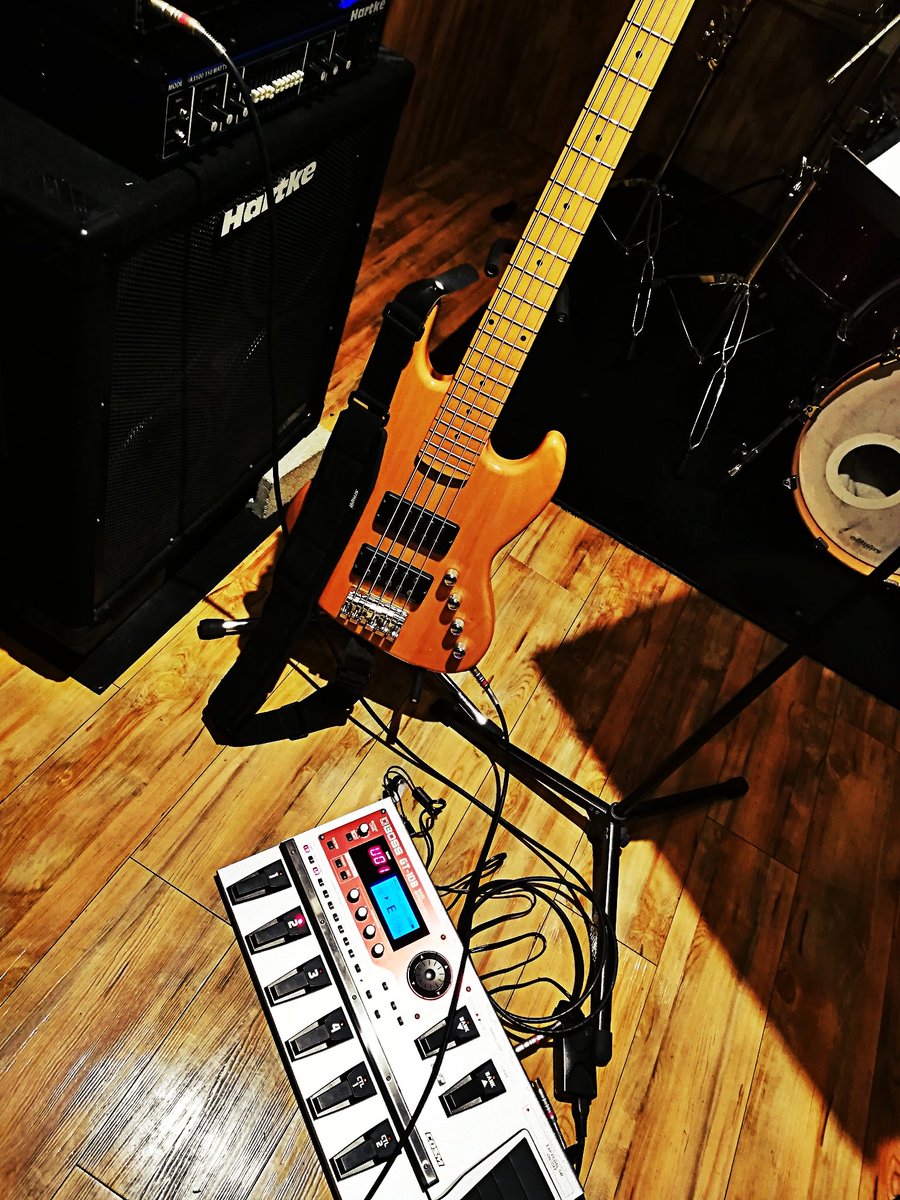 info_kuriyura's tweet photo. 朝練@新宿。決まり曲のバンドにて。BOSSのGT10Bは良い。音質素晴らしいかも。
#boss #gt10b #bassguitar #basseffect #shinjyuku https://t.co/jxPbnmI6yW