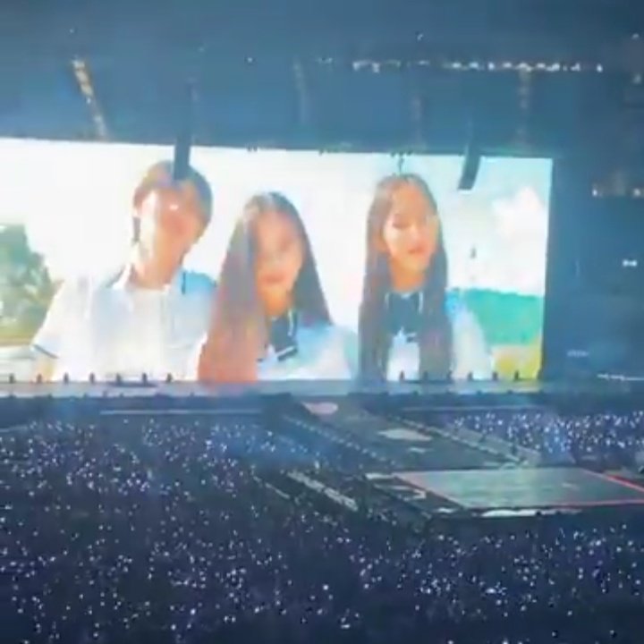 minjirys's tweet photo. OMG LEO, CHERRY AND MINJI APPEARANCE IN BTS' #PTD_ON_STAGE_LA https://t.co/VtPG3fZD4F