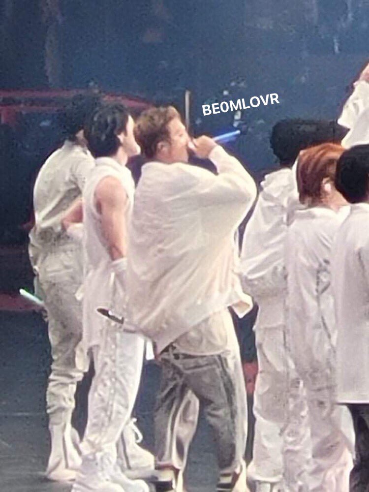 BE0MLOVR's tweet photo. HIS ARM HELLO IM GONNA PASSOUTJSNDBDB https://t.co/YlL4r3eSUc