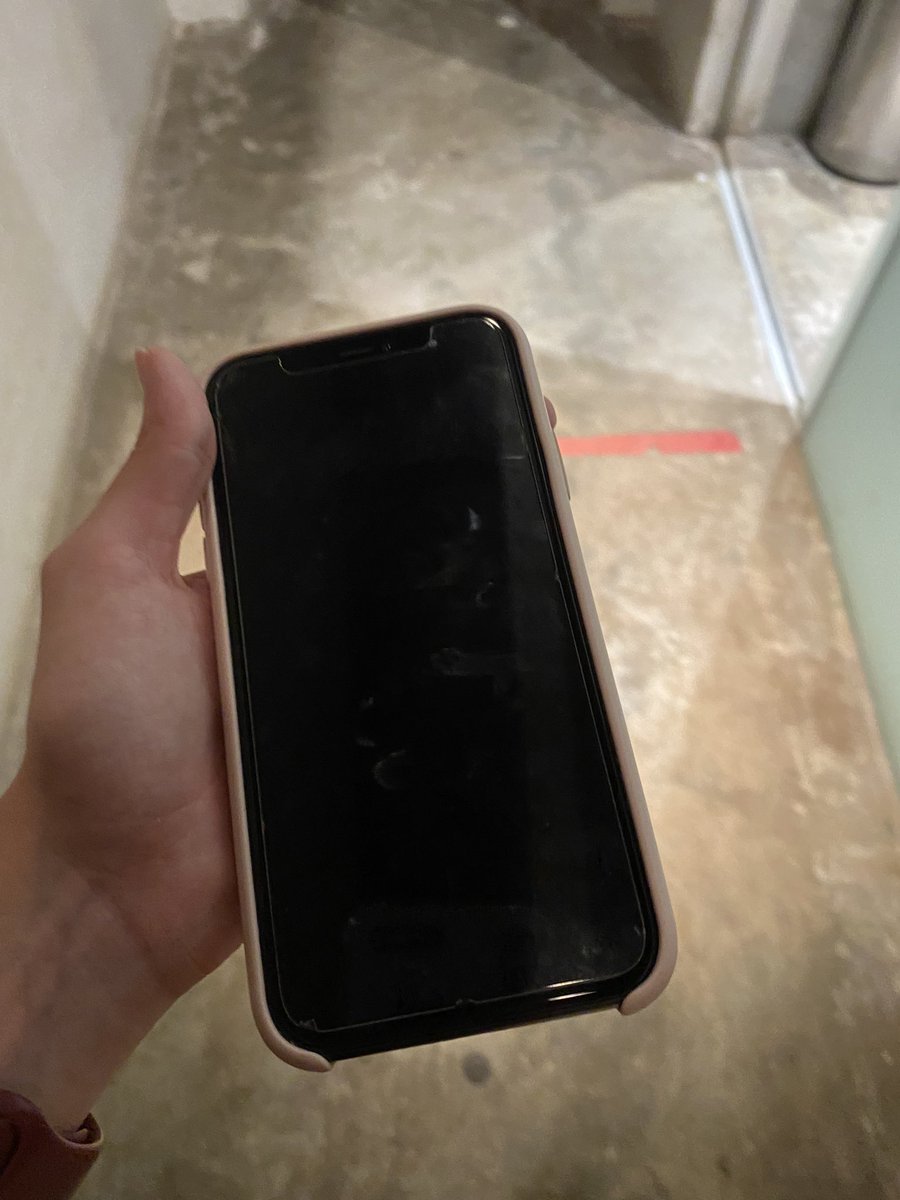 florenciacgm's tweet photo. Encontré un celular en sacramento. Quiero llegar a la dueña https://t.co/LVVqwiIQdW