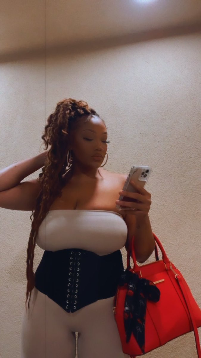 shaeiralovee's tweet photo. Always in my own world…..but baby never off guard..🤫😘💛 

IG@shaeiralove https://t.co/HJZoTifHFa