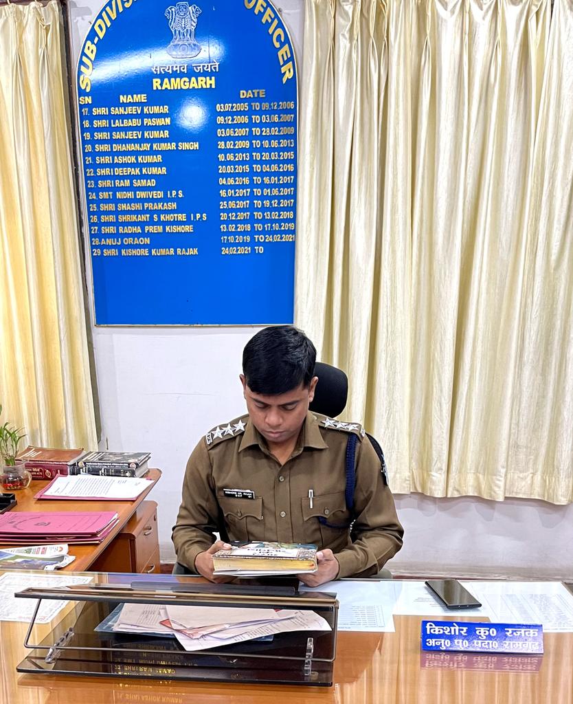 अपने माता-पिता,बच्चों के आँख-में-आँख डालकर यदि अधिकारी  ईमानदारी से देश मे "कानून का शासन"( विधि का शासन-Rule of Law ) को ठीक से लागू कर दे तो देश मे 90% शोषण और अपराध स्वतः समाप्त हो जाएगा।
जय हिंद👏