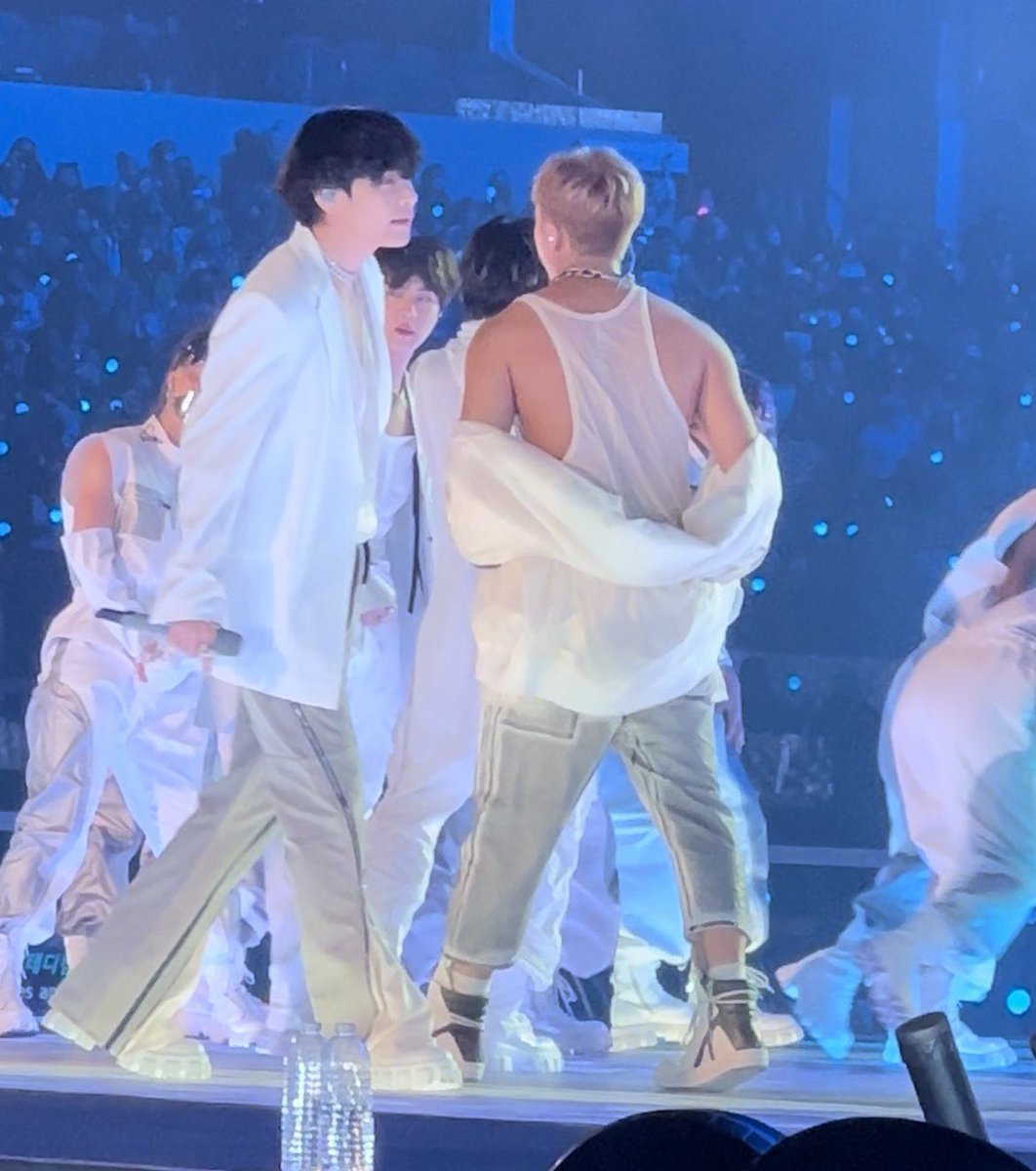 UFlxxx's tweet photo. …АДДАДСДСЖЧЖЫ ЭТО ЧТО ТАКОЕ ААААААВ #BTSCONCERT https://t.co/P6VKJuZXjA