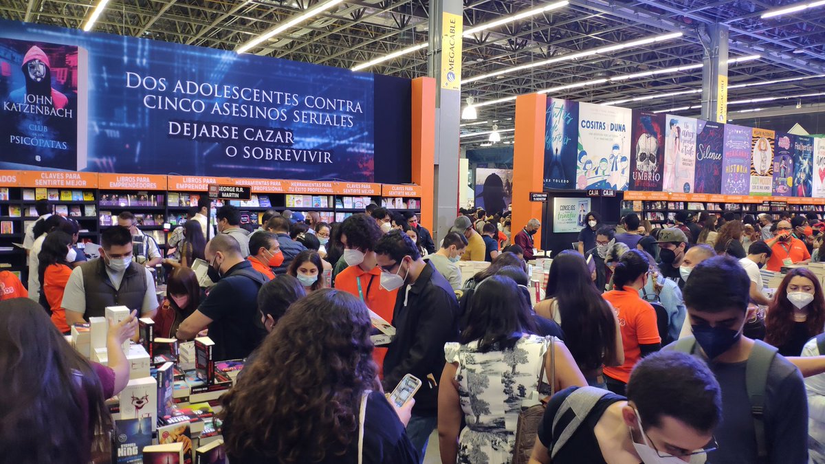erik90mx's tweet photo. ¿Dónde está la sana distancia? en @FILGuadalajara con los amigos de @penguinlibrosmx https://t.co/ZXGAnwJoz3