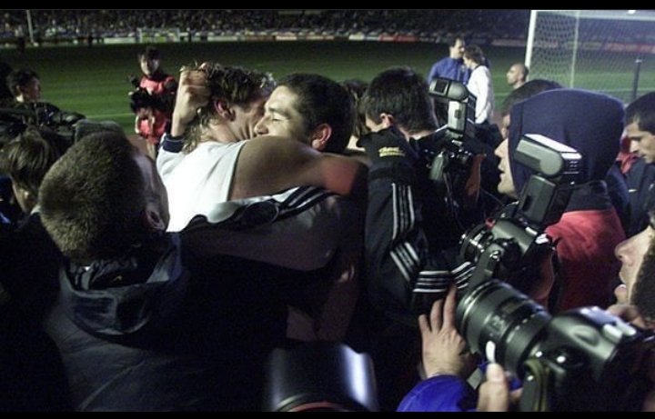 Ivan36228275's tweet photo. El que los vacuno y el que los bailo el 10 y el 9, un abrazo para la eternidad hermanos en la cancha... 21 años https://t.co/DuS7m1M7up