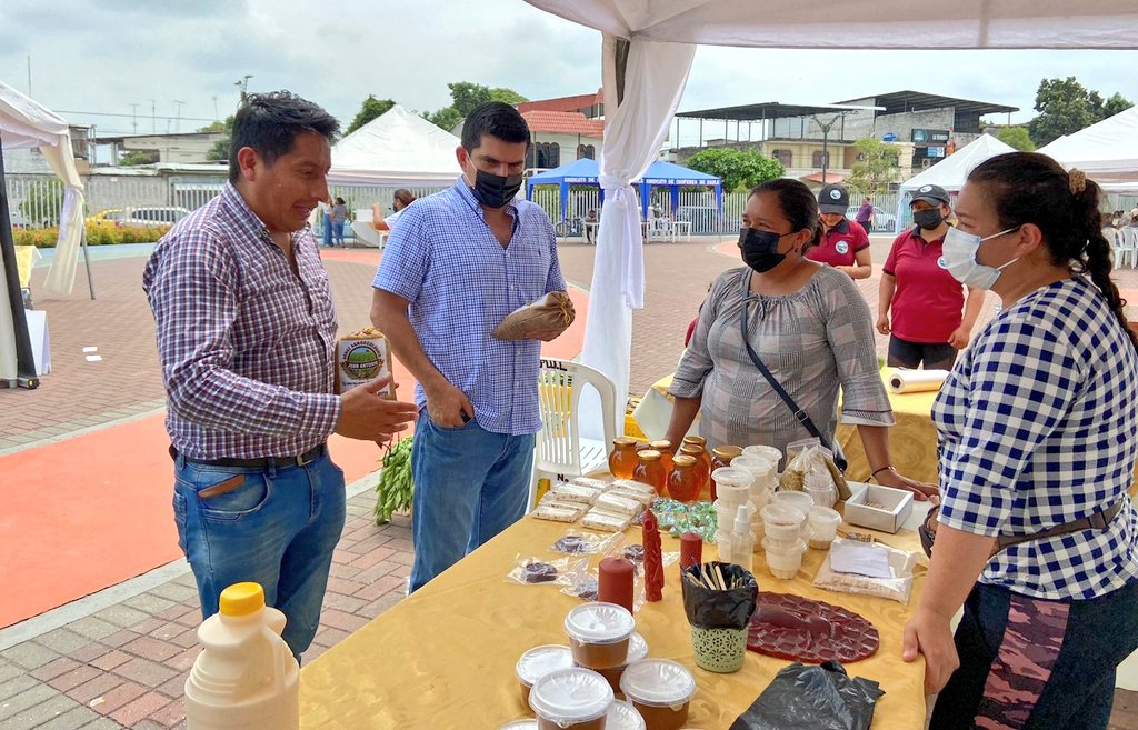 BUENAS NOTICIAS |  Participamos con nuestros agricultores y emprendedores de #Chimborazo en la Feria #SaboresYSaberes de la Agricultura Familiar Campesina en la ciudad de Daule, fortaleciendo el intercambio Costa -Sierra de productos hortícolas y emprendimientos.#JuntosLoLogramos