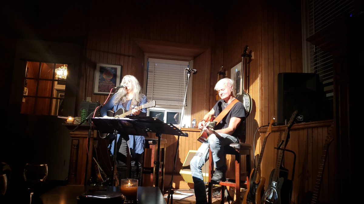 Spent the evening   in Ashton with good friends listening to @lynnmilesmusic and @DeanBatstone. The intinate venue and the talented artists  made for the perfect evening.  They were so funny too! #supportlocalartists