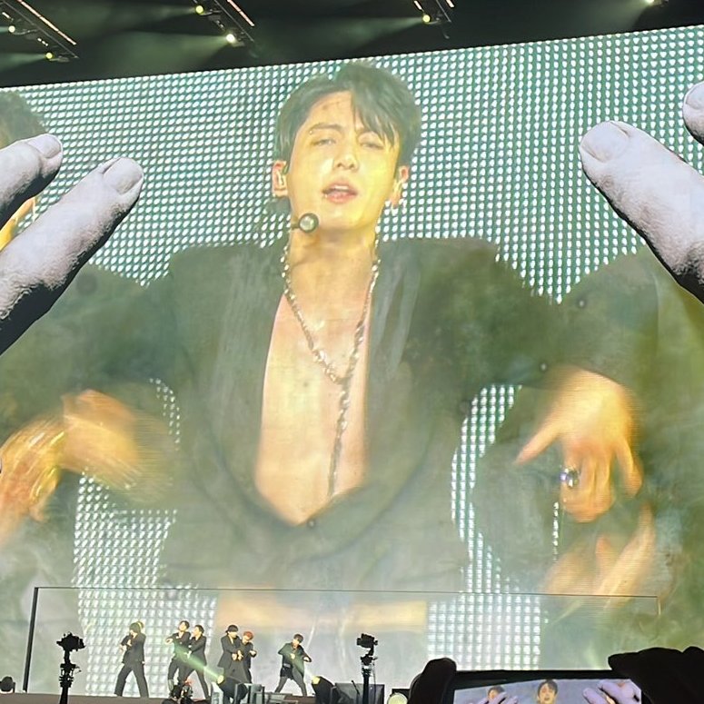 BABANGTAN_613's tweet photo. WTF JEON JUNGKOOK FORGOT TO WEAR CLOTHES https://t.co/LwvGMQqQFt