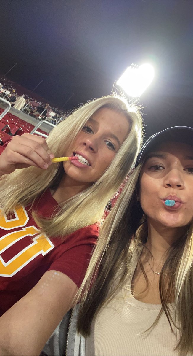 emmasbeck's tweet photo. #uscselfie https://t.co/8PGL9J6QiP