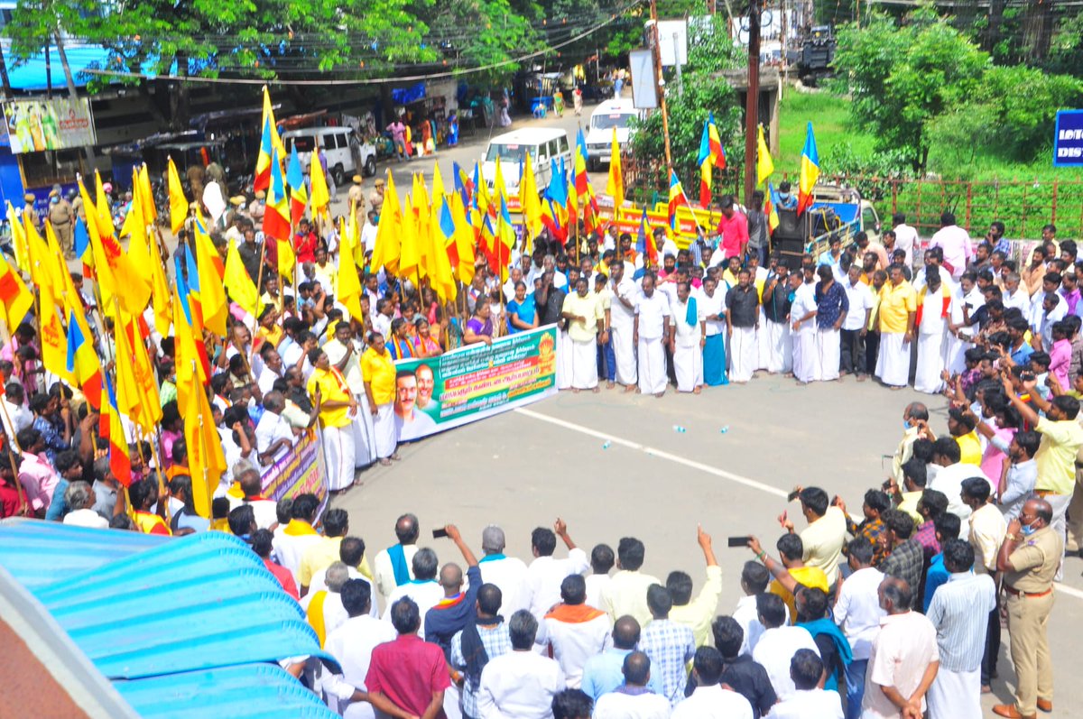 ASHOKMANAVALAN's tweet photo. எங்களை இழிவுபடுத்தி நீங்கள் திரையில் கூத்தாடினால் நாங்கள் தரையில் போராட வேண்டி இருக்கும்
#SuryaStopVanniyarHate https://t.co/c9zhHFjZ5L