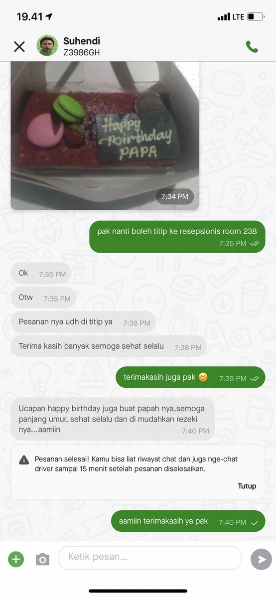 jenoolyy's tweet photo. semalem gue pesen kue buat bokap gue trus dapet gojeknya… 🥺😭🥰 sehat sehat bapak gojek! https://t.co/VLJCNQhvn4
