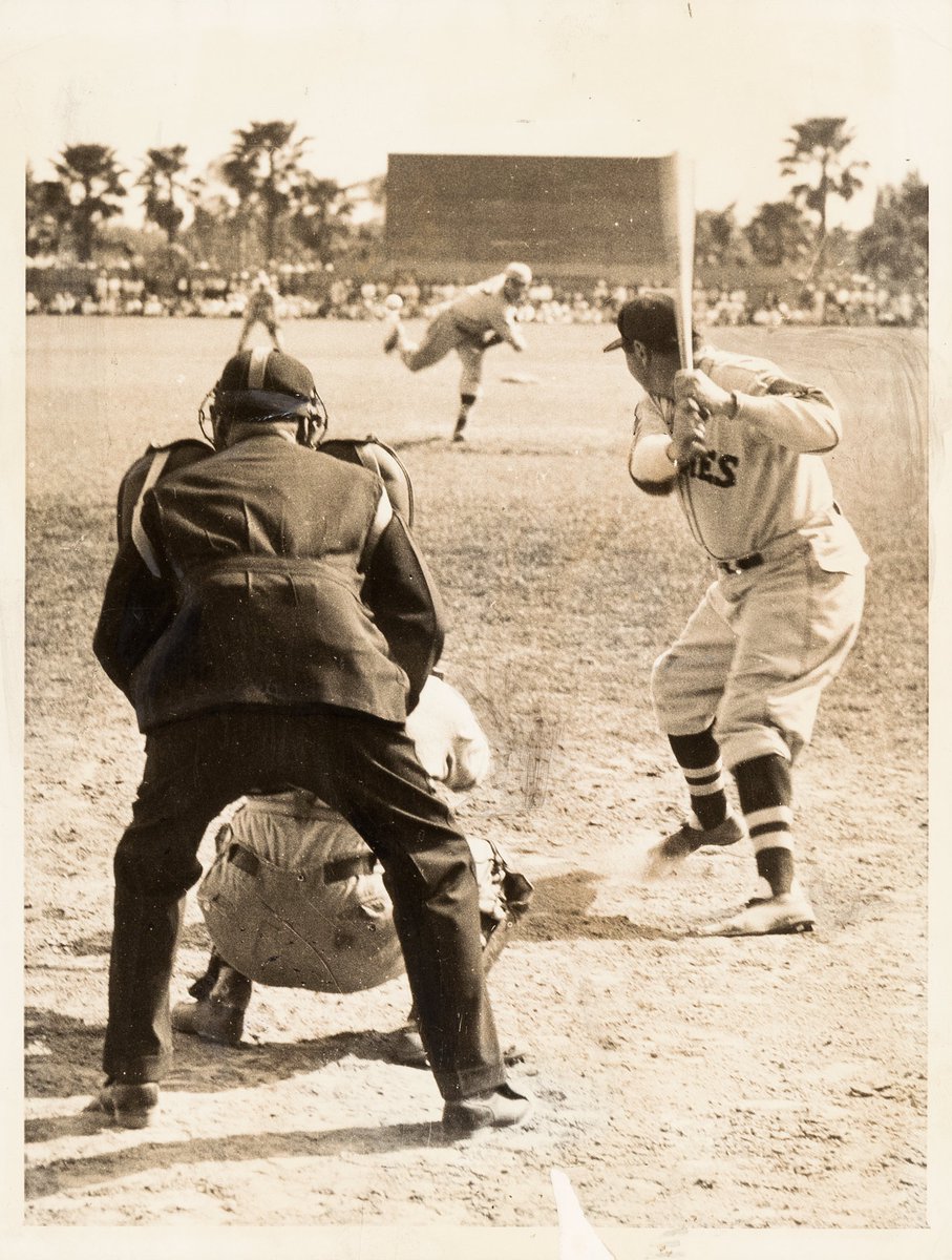 Such an amazing photo. I love everything about it!! 

Dizzy Dean pitching to Babe Ruth. #STLCards
