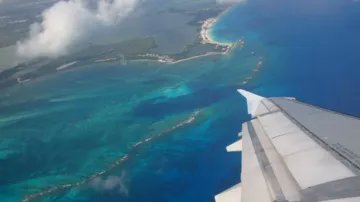 Hoy se rebasó la barrera de 300 llegadas de vuelos al #CaribeMexicano en un día, nuevo récord desde la #reactivación. Y próxima semana el nuevo vuelo #Miami - #Chetumal de #AmericanAirlines. Un avión aterrizando en el paraíso cada 2 minutos. Gracias 🙏