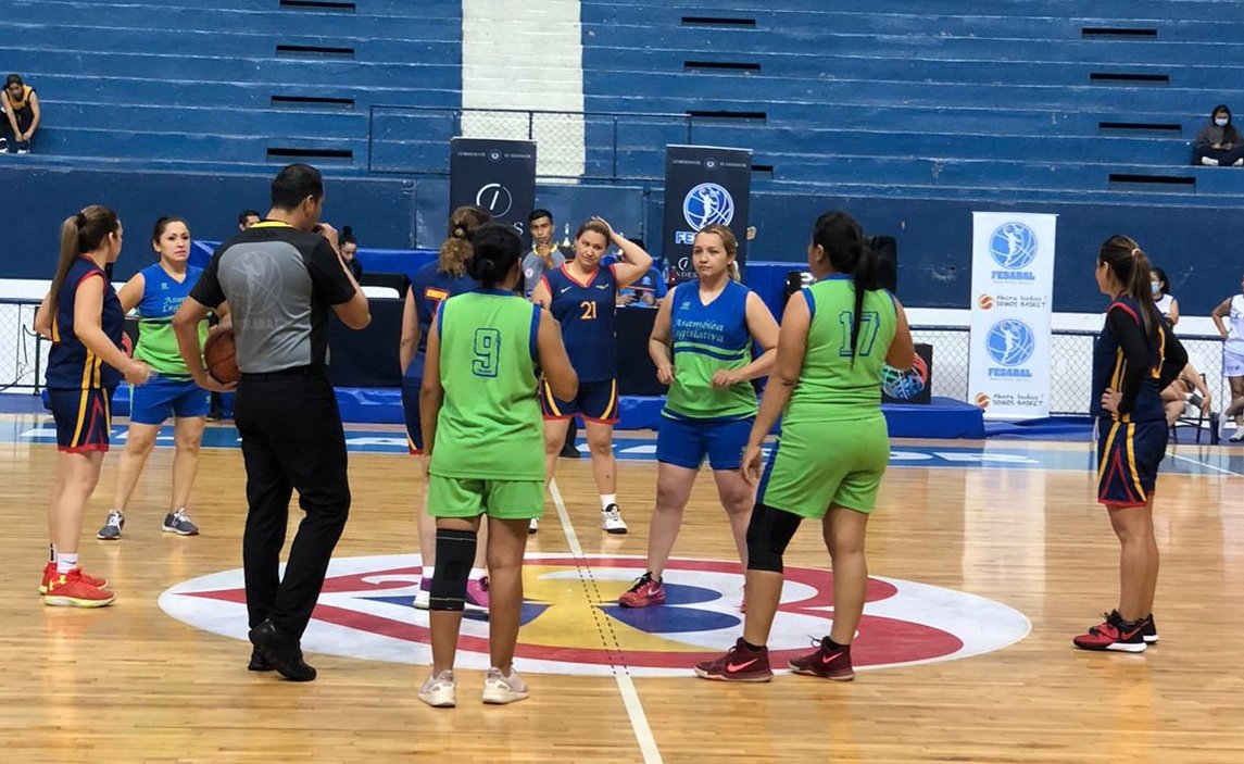 ArteAsamblea's tweet photo. La #NuevaAsambleaLegislativa participó con sus dos equipos, masculino y femenino, en la inauguración del Torneo Interinstitucional de Baloncesto organizado por @fesabal, en el Gimnasio Nacional, en #SanSalvador. con apoyo de @ArteAsamblea y de nuestra jefa, Licda @xiomaracallejas https://t.co/1Z6W4UbC26