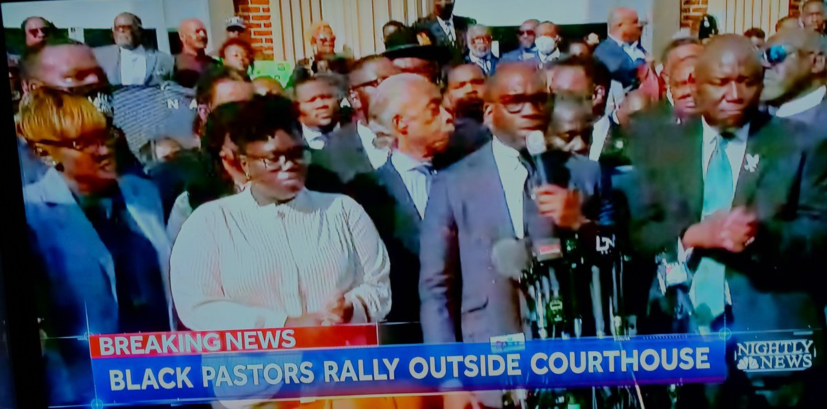 @TheRevAl @jamalhbryant @fhunscripted 
When the defense attorney stated he didn't want any more Black preachers inside the courtroom, they MULTIPIED outside the courthouse. 👍 🙏
#Prayer🙏
#PowerOfPrayer🙏
#JUSTICEForAhmaudArbery⚖️ 
#AhmaudArberyMurderTrial 
#RevAlSharptonAndPreachers🙏