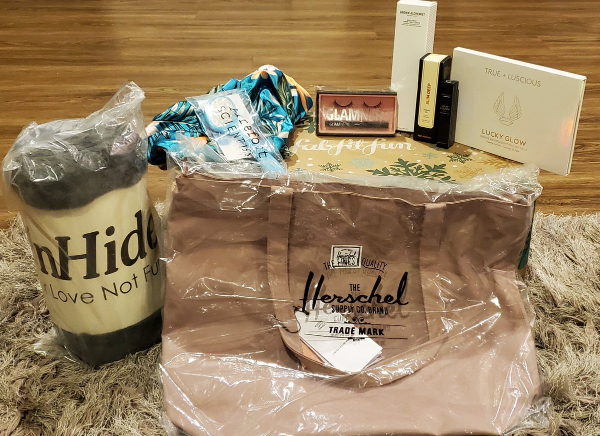 janasg81's tweet photo. Great pick me up on a cold and rainy day, @FabFitFun Winter Box!!! @CorazonCabo #fabfitfun #fffgiveaway #corazoncabo https://t.co/D4ueRyRG2v