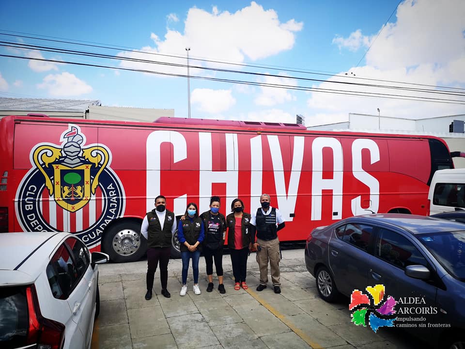 aldearcoirisGDL's tweet photo. Evento del mes de octubre: Visita de la Sub-17 de las Chivas del Guadalajara. Agradecemos a los chicos que asistieron al igual que @FJorgeVergara por este tipo de iniciativas las cuales nos permiten demostrarle a nuestra población atendida que también hay aceptación hacia ellos. https://t.co/ClJ5rRuA5N