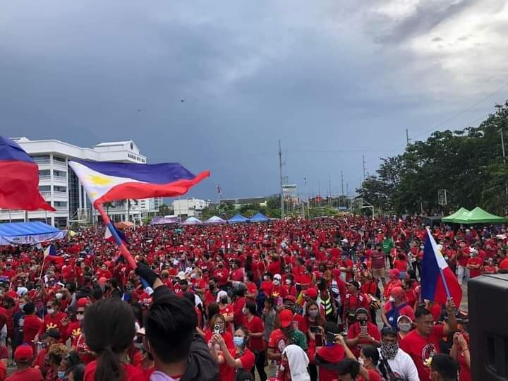 plpns_bangon's tweet photo. Isa itong makasaysayang araw para sa mga kababayan natin sa Bulacan. Libo libo Ang sumama at sumuporta sa BBM -SARA Uniteam Caravan na ginawa Ngayong araw ng lingo! ✌️❤️🇵🇭

Via Matang Agila https://t.co/x5gw6NHZFV