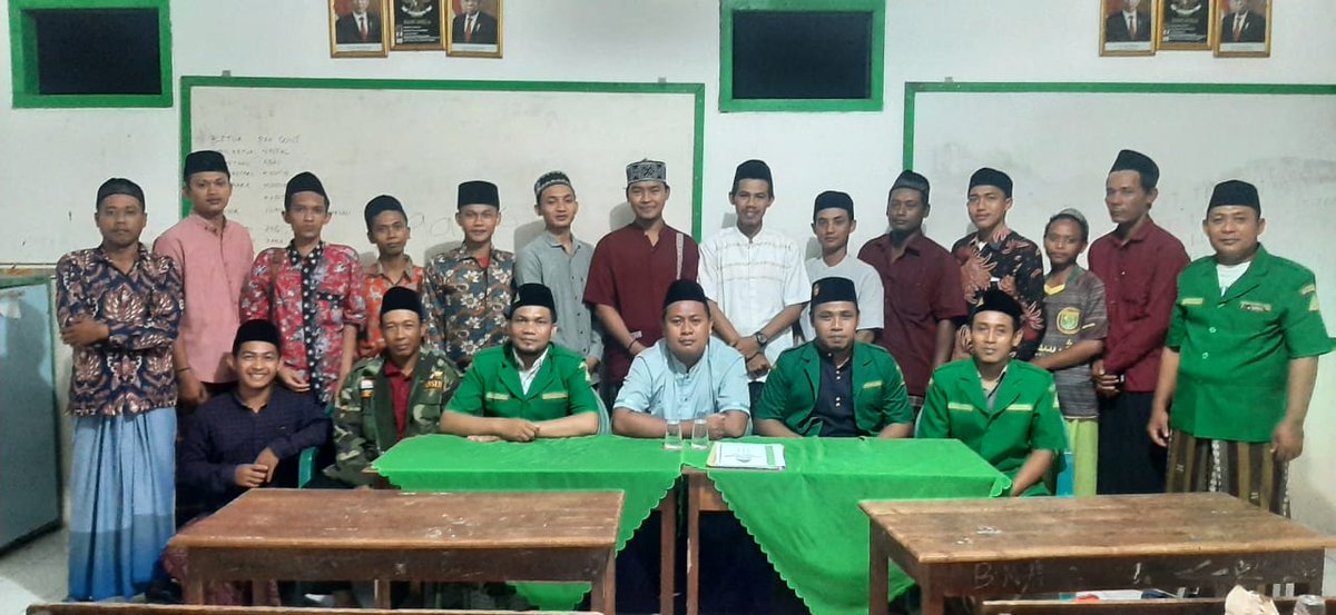 Gpansorpucuk's tweet photo. Selamat Pimpinan Ranting Gerakan Pemuda Ansor Plososetro....
#seriburintanganpatahsemua https://t.co/Jxh6dY3QvH