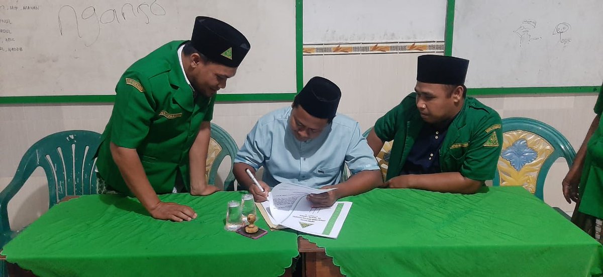 Gpansorpucuk's tweet photo. Selamat Pimpinan Ranting Gerakan Pemuda Ansor Plososetro....
#seriburintanganpatahsemua https://t.co/Jxh6dY3QvH