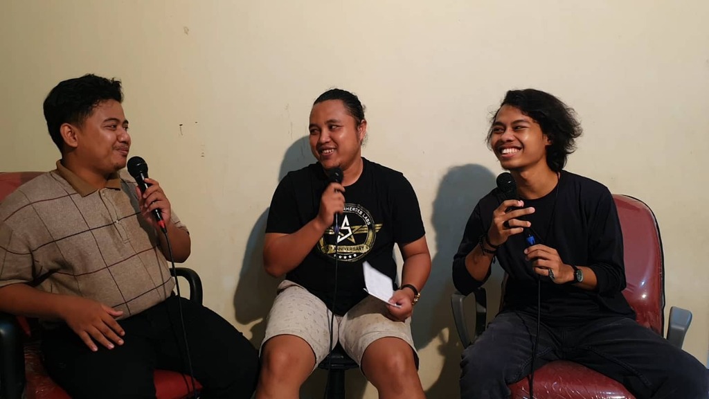 fasbuk_kds's tweet photo. Podcast Fasbuk Edisi Pandemi Bersama @aan_hariyanto_sastro_amijoyo dan @yahyaharyantoo  di Temani om @lnclilik 
#fasbuklanjutlagi #fasbuk #Indonesiakaya #baktibudayadjarumfoundation #kudus #jawatengah  #eventkudus #sastra #sastraindonesia #senipertunjuka… https://t.co/vD8MBvWdjv https://t.co/m0QKimvDQo