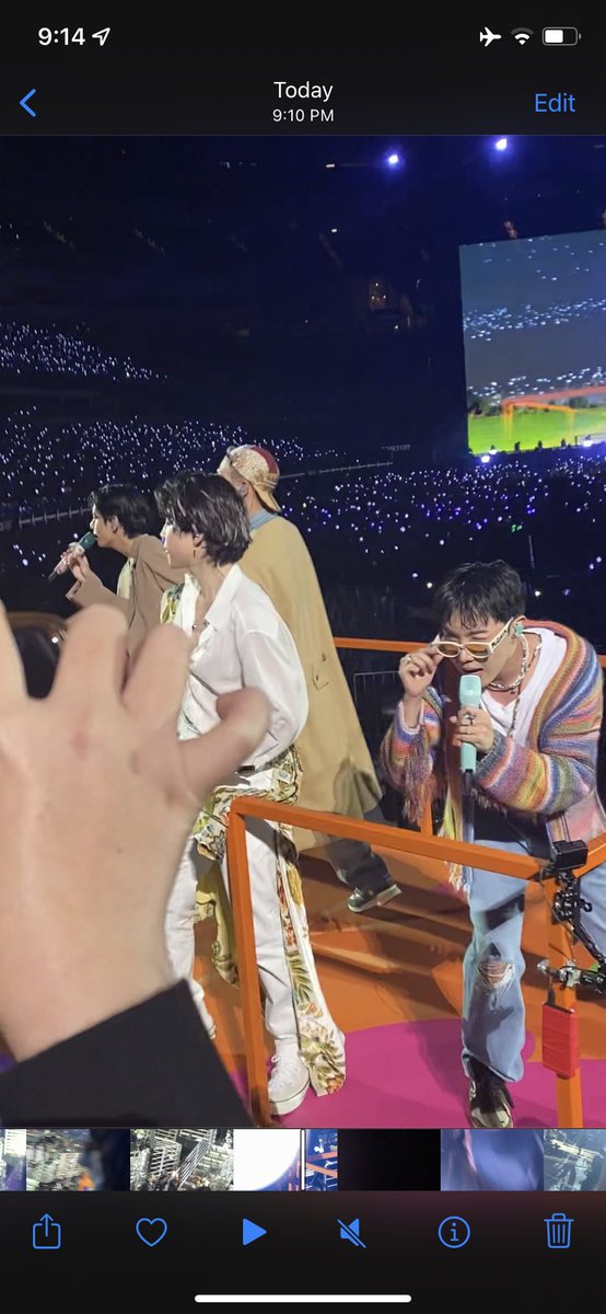 vmonsmenu's tweet photo. They went around and I was next to vmin and hobi and namjoon and I am not okays I ofnthehwhwnwndnwnwndncnfnsnnd https://t.co/WOpxUo6n9f
