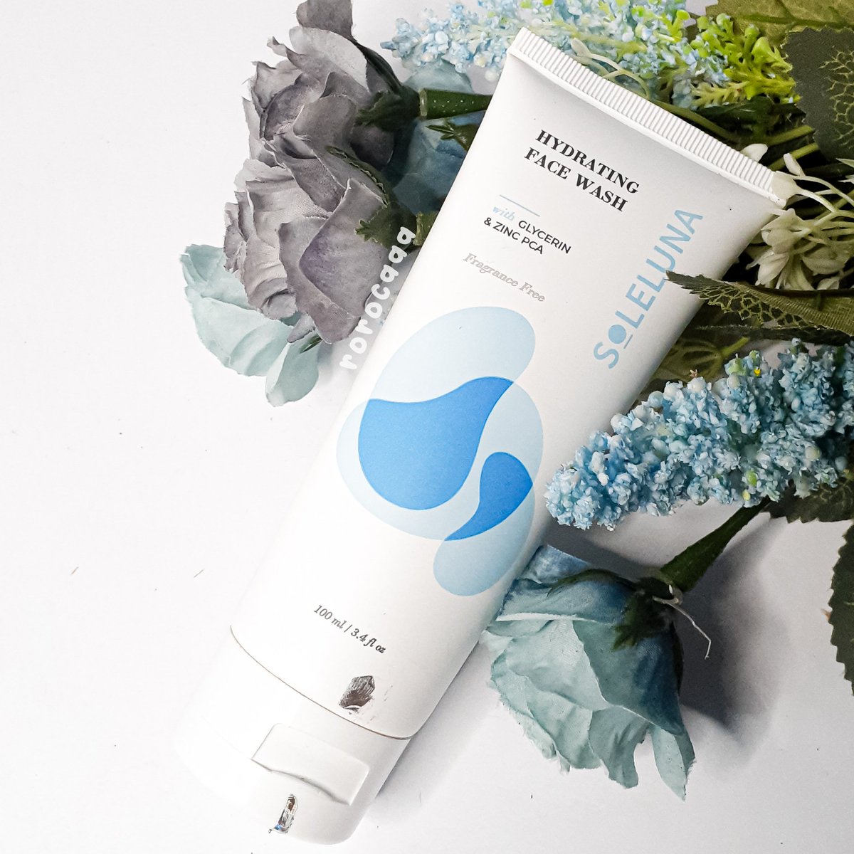 gantiiakun's tweet photo. 💦 FACE WASH GAK BIKIN KERING CHECK! 💦
Sebel gak sih kalo abis cuci muka feelsnya malah kering dan ngerasa "ketarik"? Aku nemu produk yang bikin kulit lembab setelah cuci muka lho! Yup, Hydrating Face Wash Soleluna🌬 Markipyu, mari kita ripyu!
#racuninskincare #rocare https://t.co/hwiwHShL1j