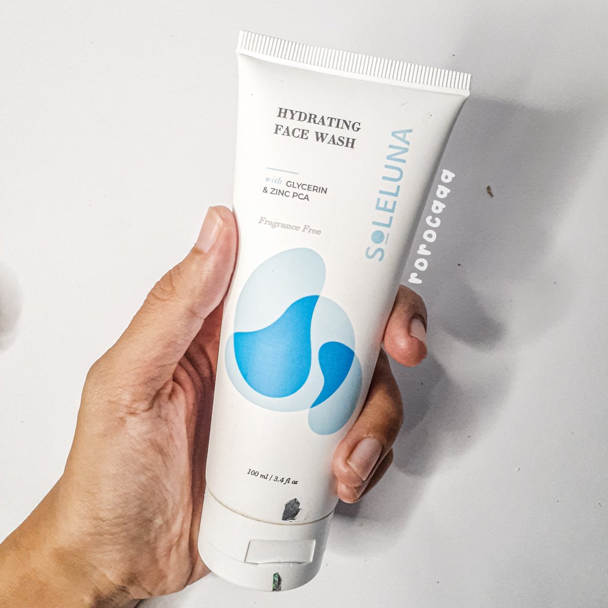 gantiiakun's tweet photo. 💦 FACE WASH GAK BIKIN KERING CHECK! 💦
Sebel gak sih kalo abis cuci muka feelsnya malah kering dan ngerasa "ketarik"? Aku nemu produk yang bikin kulit lembab setelah cuci muka lho! Yup, Hydrating Face Wash Soleluna🌬 Markipyu, mari kita ripyu!
#racuninskincare #rocare https://t.co/hwiwHShL1j