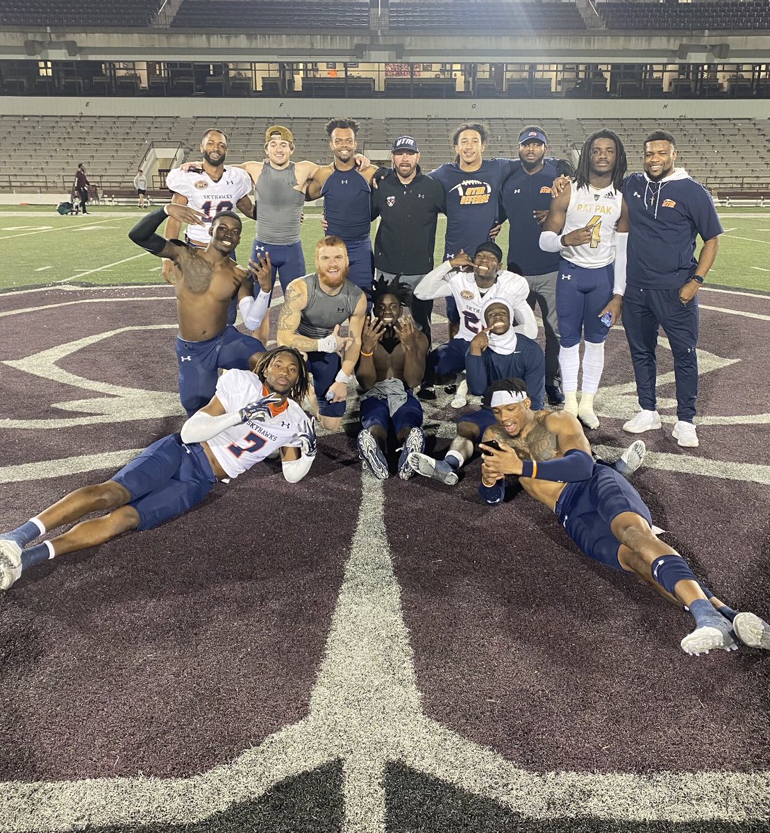 CoachAClifton's tweet image. Skyhawks Cleared the Air to Finish the Day!!! Couldn’t be more proud of the group of men in the Secondary!!
Round 1 PlayOffs ✅
Round 2 PlayOffs 👊🏾💢
👊🏾💢‼️ We are coming‼️‼️

🔷🔸Takeoff🔸🔷  🔷🔶Takeover🔶🔷
 #KYNC !!! 👈🏾🤙🏾