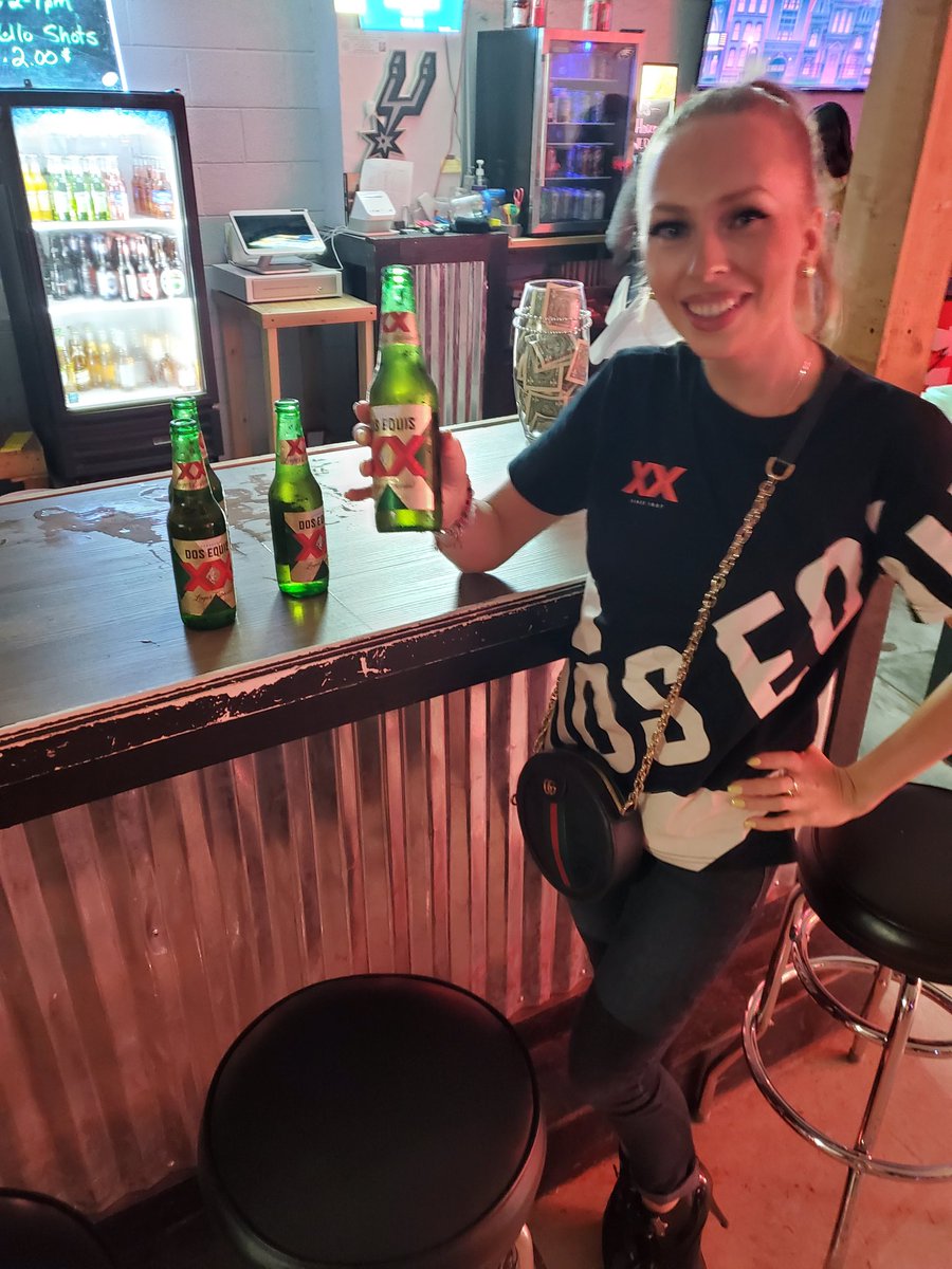 JuanChoDC4L's tweet photo. Dos Equis girl in the house giving out free beer.
#SanAntonio #DosEquis #DosX https://t.co/O4eKOTKIVM