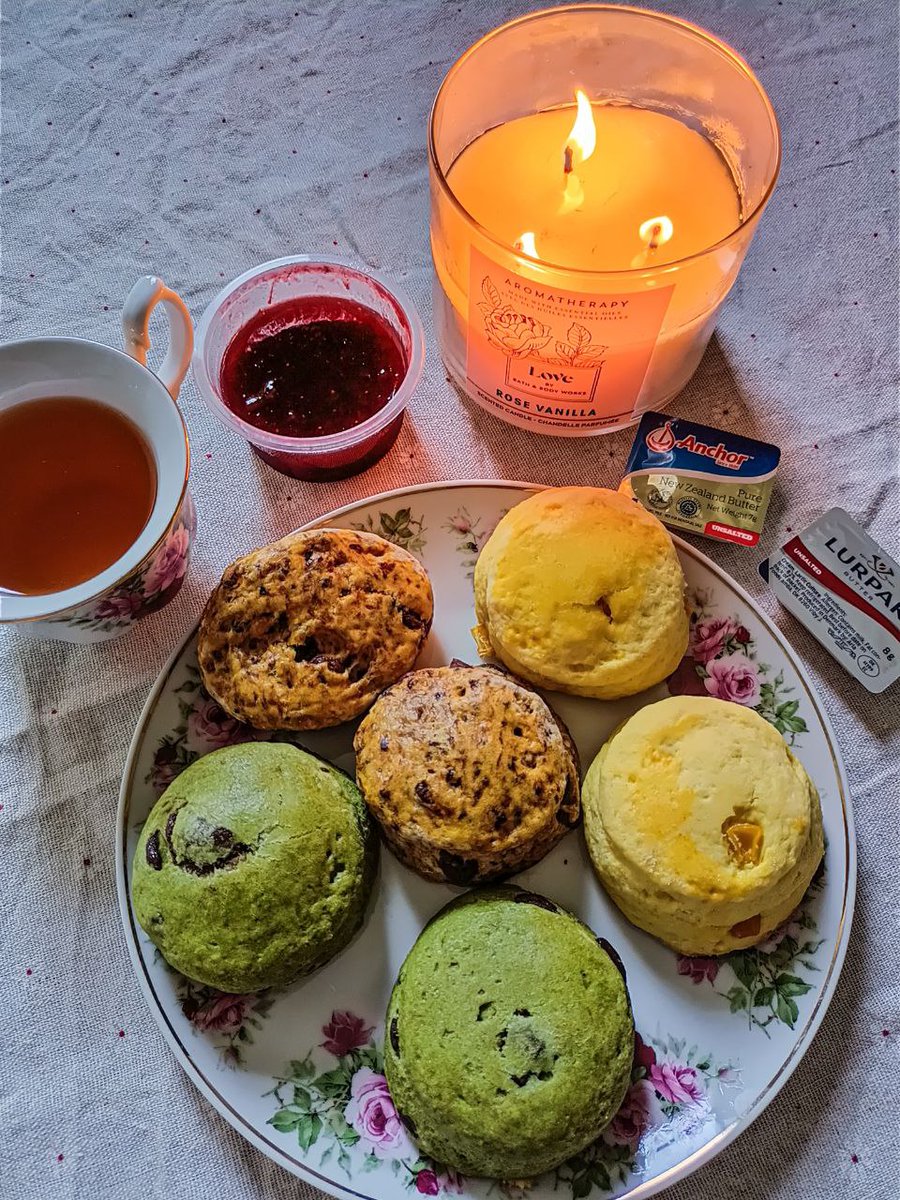 husnina___'s tweet photo. the feminine urge to buy scones and eat all of them alone 💅🏼💅🏼😏😏 https://t.co/luxuOp8IYk