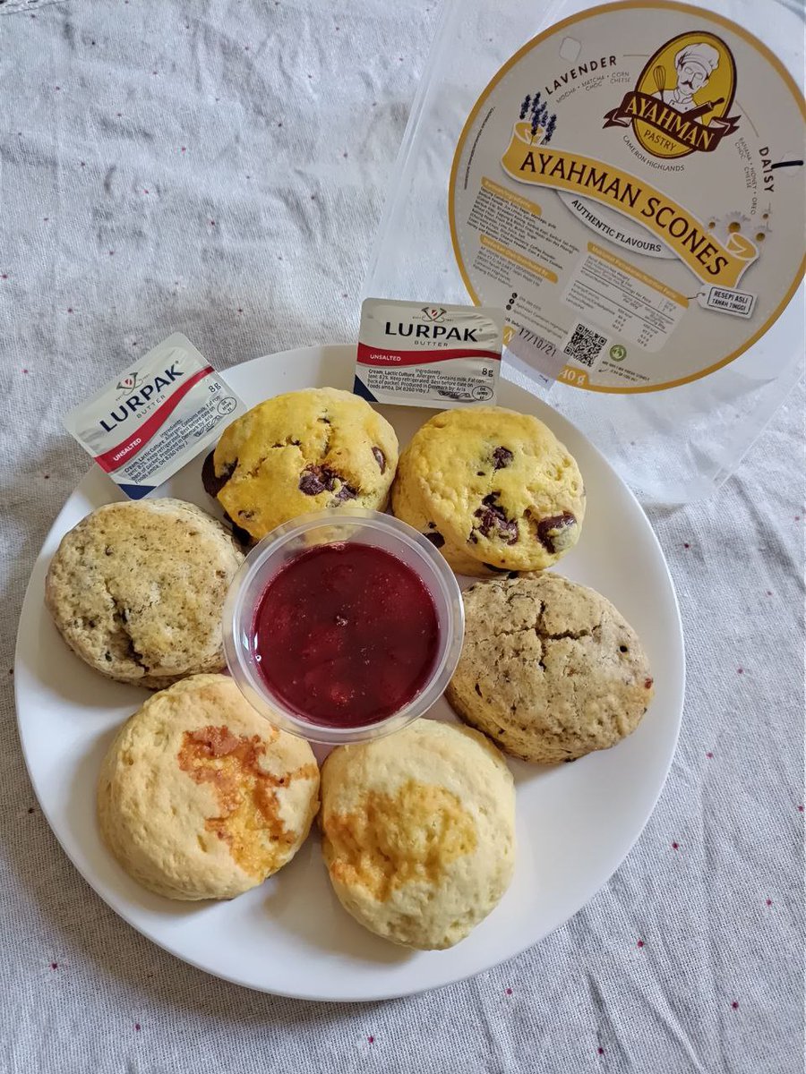 husnina___'s tweet photo. the feminine urge to buy scones and eat all of them alone 💅🏼💅🏼😏😏 https://t.co/luxuOp8IYk