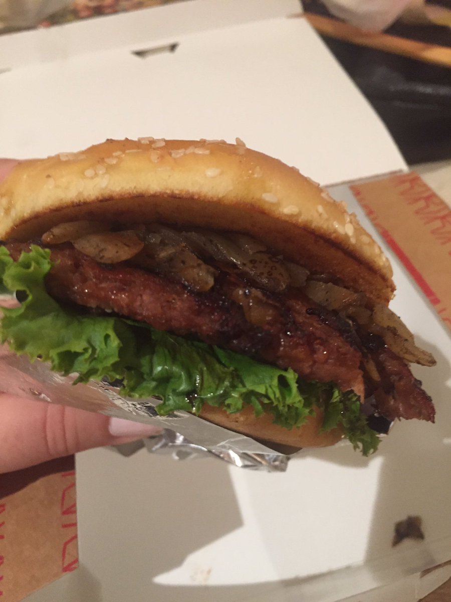 ariangel456's tweet photo. #vegan #beyondmeatburger from #Dennys #burger #govegan #beyondmeat for my #dinner. https://t.co/KeGMXf0LdQ