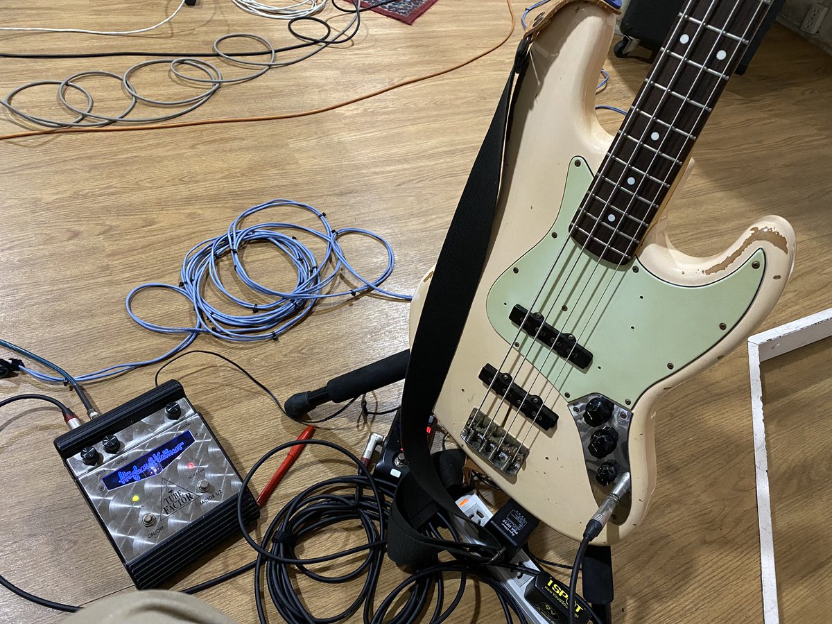 hata4591's tweet photo. とあるレコーディングに参加しています。
数十年振りなのでいろいろと難しいですなぁー。
Fenderのプレベの弦交換したけど、結局このベースでゴリっとブリリリ。
#鳥男 #レコーディング #tubefactor #八弦小唄 https://t.co/RbTTBOmeFy