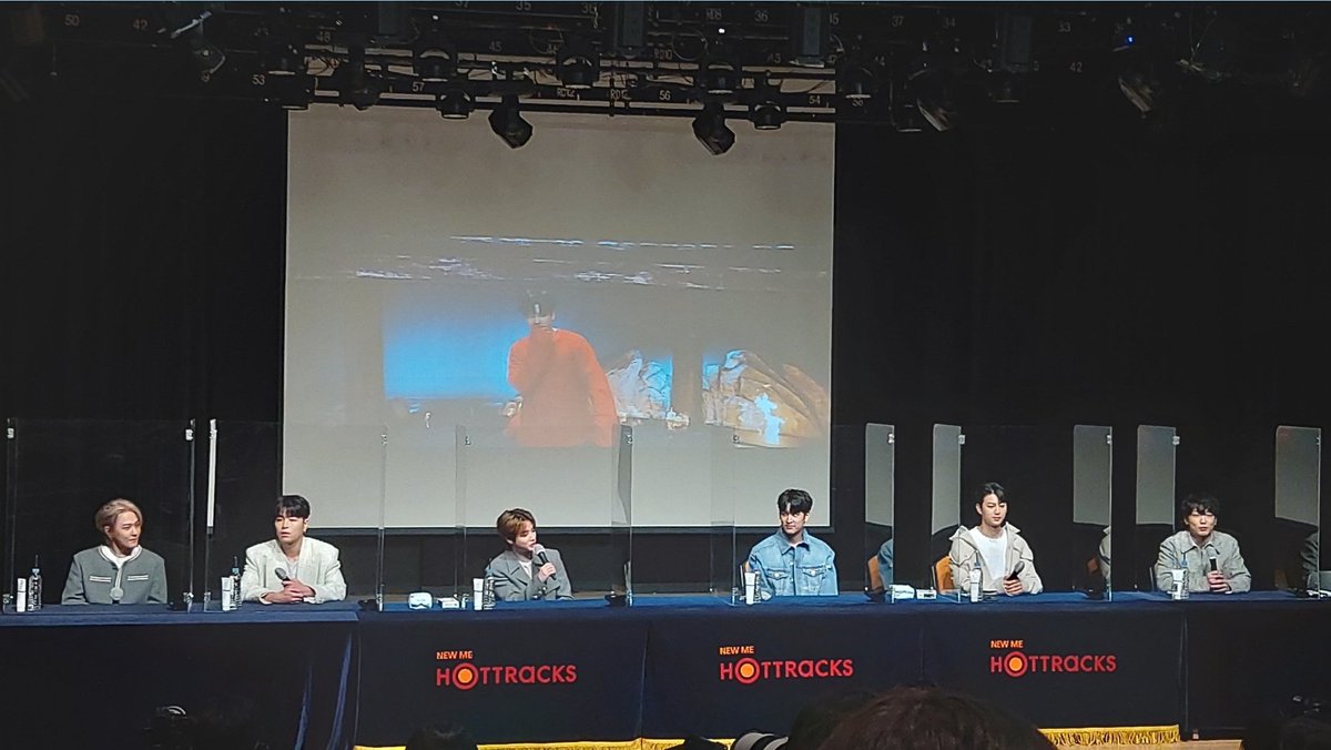 JINHWANVIBE's tweet photo. the boys are now on the venue and sitting in front of iKONICs 😭 it's been so longggg!!

iKON OFFLINE FANSIGN
#STANWORLD #iKON @YG_iKONIC https://t.co/m91e1kyteK