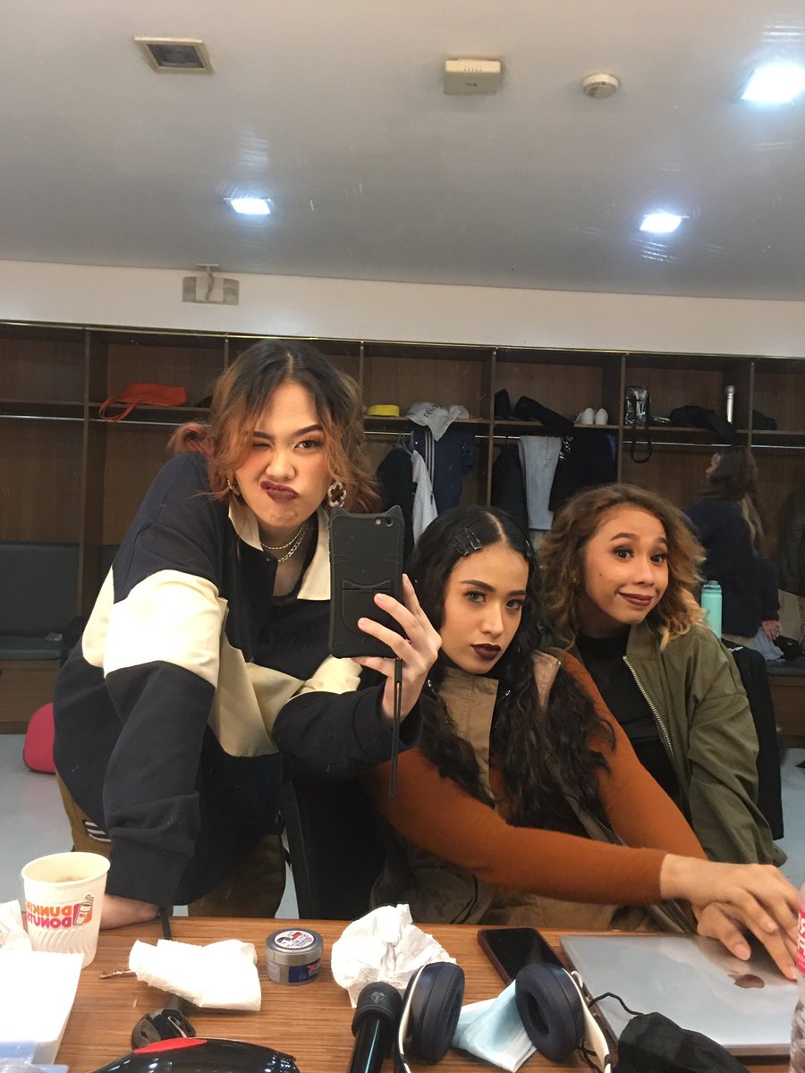 patjonesgarr_'s tweet photo. Day 1 backstage pics with my main girlies 👯‍♀️👯‍♀️ @kaycarellano @itsairacasim @shainamarshh &amp; @imszmc !!! 🙈

#SB19OZAnnivConcert #SB19Anniv3rsary #SB19AtAraneta #SB19 https://t.co/3VYrJiEusA