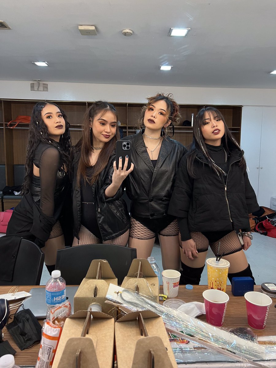 patjonesgarr_'s tweet photo. Day 1 backstage pics with my main girlies 👯‍♀️👯‍♀️ @kaycarellano @itsairacasim @shainamarshh &amp; @imszmc !!! 🙈

#SB19OZAnnivConcert #SB19Anniv3rsary #SB19AtAraneta #SB19 https://t.co/3VYrJiEusA