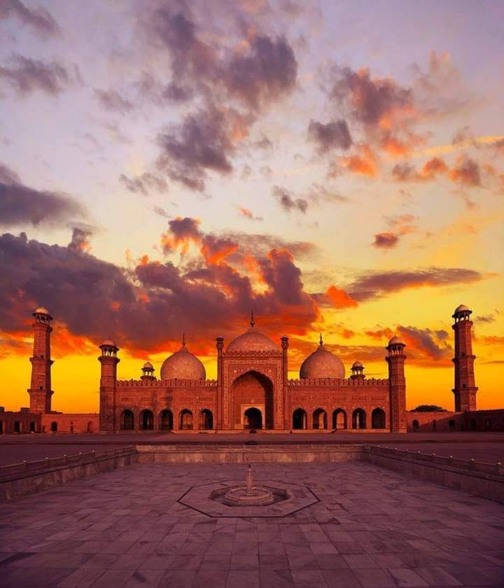 KhurramJShahid's tweet photo. The most #beautiful views of the Royal Mosque بادشاہی مسجد #Lahore which is one of the prominent #historical sites of #Pakistan. Visit 🇵🇰 to explore its amazing tourists places. 
#BeautifulPakistan https://t.co/q3u2GgVNEE