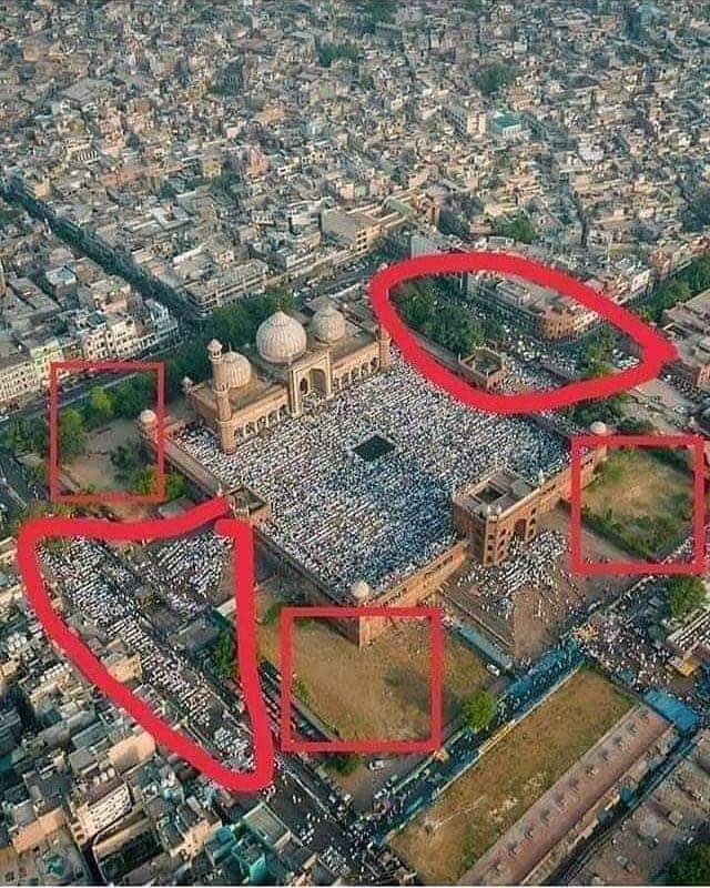 Suryansh_siingh's tweet image. दिल्ली की जामा #मस्जिद की फोटो 
ध्यान से देखे एवं समझे - इतनी जगह खाली      पड़ी है, पर नमाज जानबूझकर सड़क पर पढ़ते   हैं। क्या इनका उद्देश्य यह जताना है
 कि हम कोई कानून नहीं मानते ??