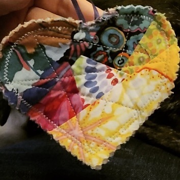 AQuiltedHeart's tweet photo. Como Park, Minnesota #ifaqh
I was walking in a random spot of woods in como park MN when I found my quilted heart. Such a nice little find to brighten my day. 
.
.
.
.
#comoparkmn #comopark  #ifoundaquiltedheart #randomactsofkindness #kindnessmatters #se… https://t.co/QFmsDlQ6IA https://t.co/r05pQ92918