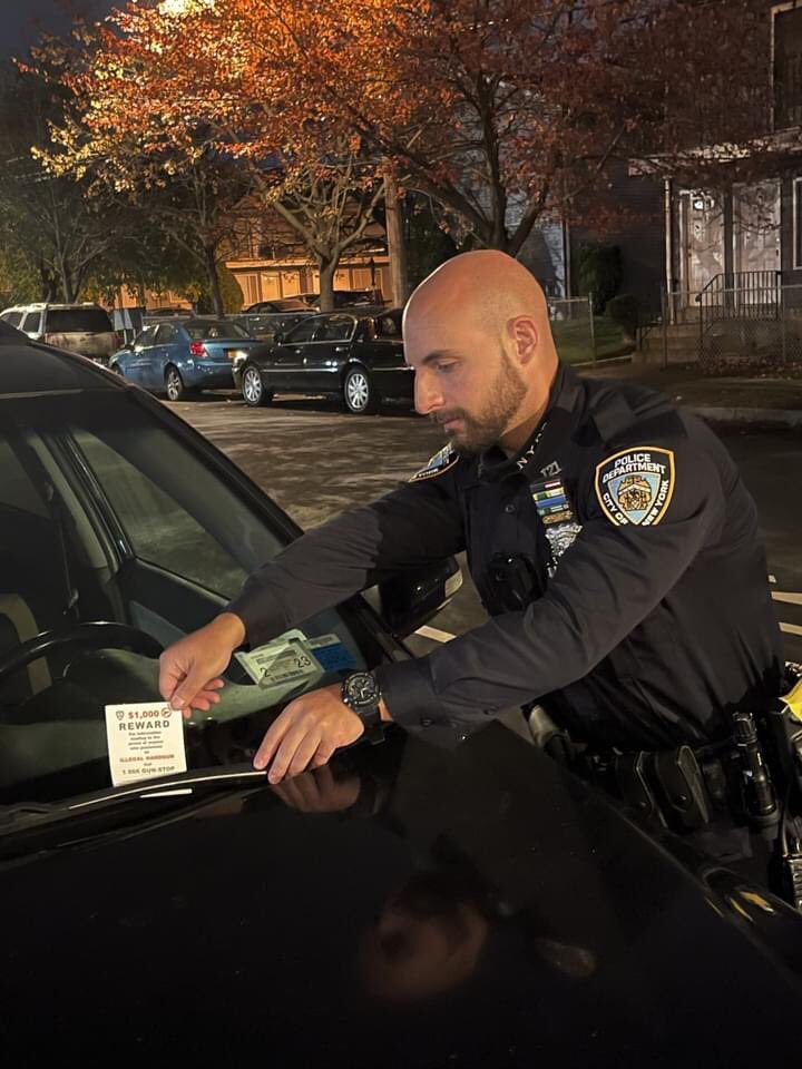 NYPD121Pct's tweet photo. Our Neighborhood Coordination Officers for Housing were out in #MarinersHarbor alerting the community about gun violence by handing out gun stopper flyers. https://t.co/CkPRT5Vu60